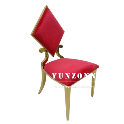 Une élégante chaise en acier inoxydable doré avec un design en diamant de poker.
