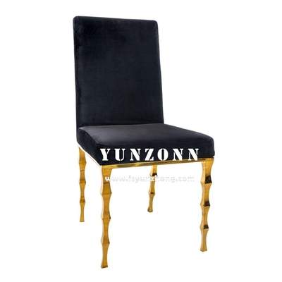 Une élégante chaise de banquet en velours noir avec des jambes en bambou