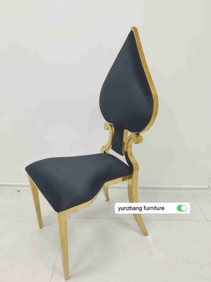 Une chaise de mariée en or superbe, avec un coussin blanc.
