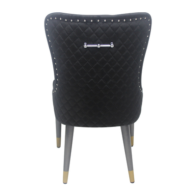 Chaise de banquet de mariage élégante et fonctionnelle avec une base métallique pour les mariages