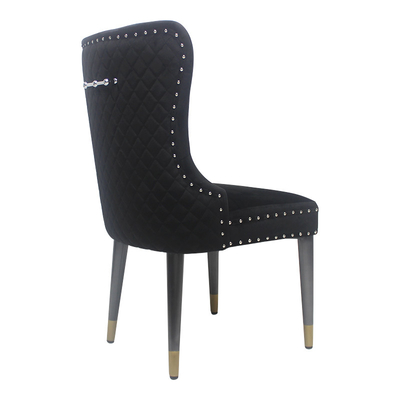 Chaise de banquet de mariage élégante et fonctionnelle avec une base métallique pour les mariages