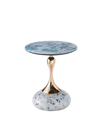 Une table de côté élégante avec une table basée sur du métal