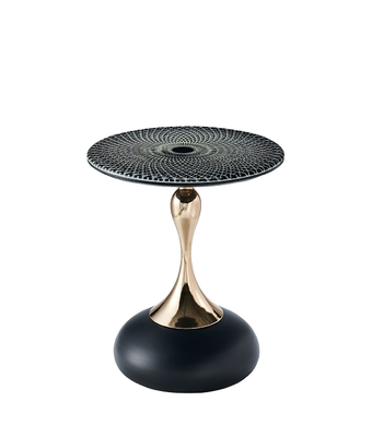 Table de côté avec des meubles familiaux en métal