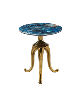 Une table à thé élégante avec une base métallique, un mélange parfait de forme et de fonction.