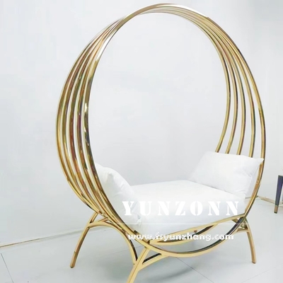 Le canapé de mariage classique pour couples, le trône de mariage rond, la chaise en cage d'oiseau.