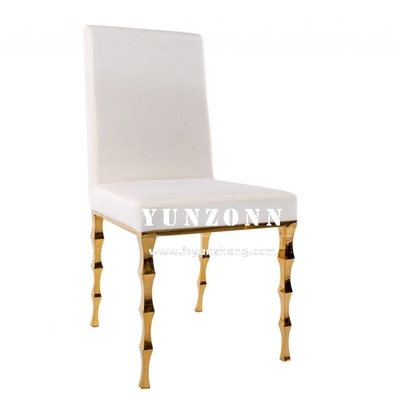 Une élégante chaise de banquet en velours noir avec des jambes en bambou