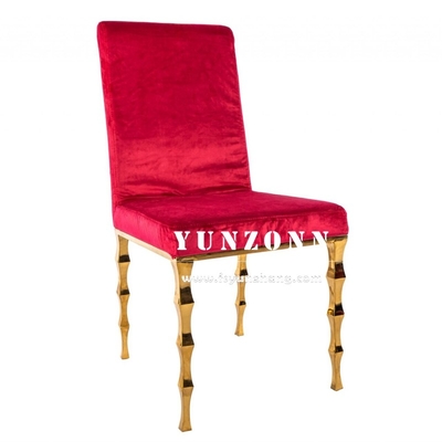 Une élégante chaise de banquet en velours noir avec des jambes en bambou