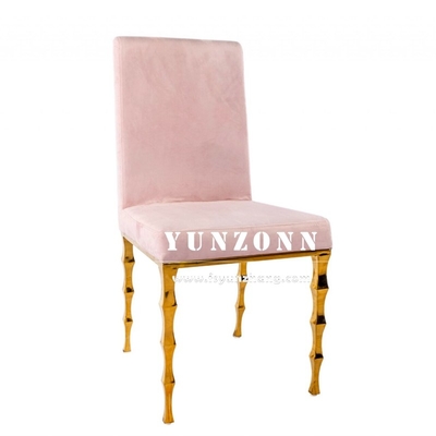 Une élégante chaise de banquet en velours noir avec des jambes en bambou