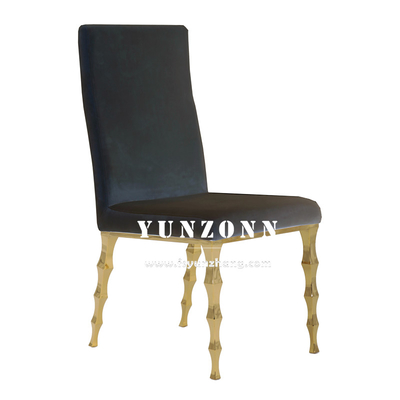 Une élégante chaise de banquet en velours noir avec des jambes en bambou