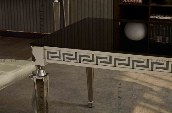 Table de salle à manger en verre noire concise découpée pour affiler les jambes angulaires pour la salle à manger