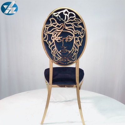 Velours de noir de dos de Versache dinant la chaise d'or d'acier inoxydable de chaises