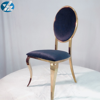 Velours de noir de dos de Versache dinant la chaise d'or d'acier inoxydable de chaises