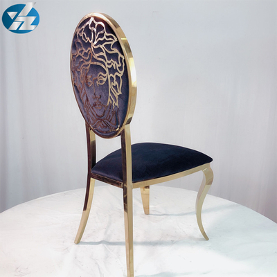 Velours de noir de dos de Versache dinant la chaise d'or d'acier inoxydable de chaises