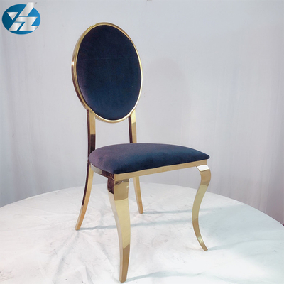 Velours de noir de dos de Versache dinant la chaise d'or d'acier inoxydable de chaises