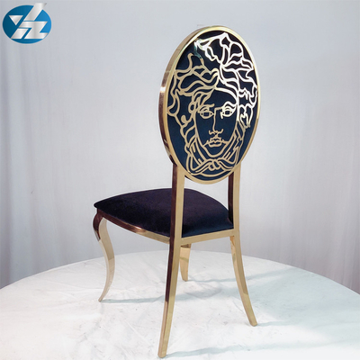 Velours de noir de dos de Versache dinant la chaise d'or d'acier inoxydable de chaises