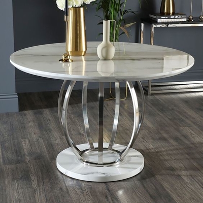 La table de salle à manger argentée de marbre savoureuse d'acier inoxydable de dessus avec des chaises a placé H75cm