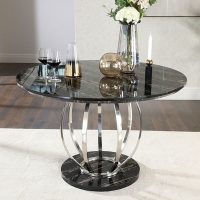 La table de salle à manger argentée de marbre savoureuse d'acier inoxydable de dessus avec des chaises a placé H75cm