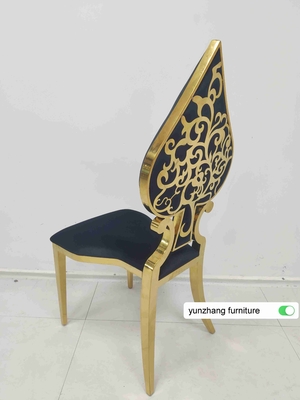 Une chaise de mariée en or superbe, avec un coussin blanc.