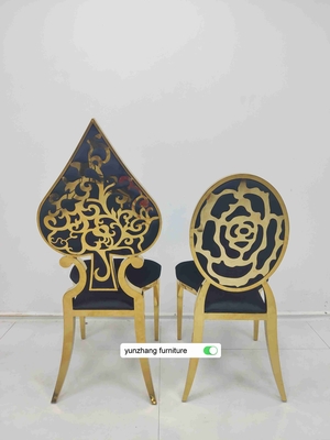 Une chaise de mariée en or superbe, avec un coussin blanc.
