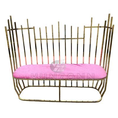 Causeuse cloutée dorée à dossier haut de style luxe royal - Canapé de mariage Chesterfield moderne