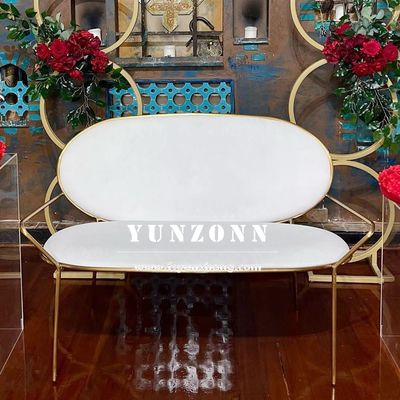 Canapé de mariage au design moderne avec assise en tissu et cadre en acier inoxydable doré durable