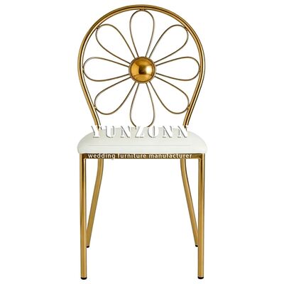 Bon prix Chaises de mariage modernes empilables en métal en gros avec cadre en acier inoxydable doré, cuir PU blanc, chaise de salle à manger d'hôtel en plein air en ligne