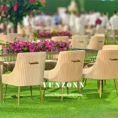 Bon prix Chaise de salle à manger rembourrée en velours pour hôtel et restaurant avec poignée dorée de luxe pour mariage en ligne