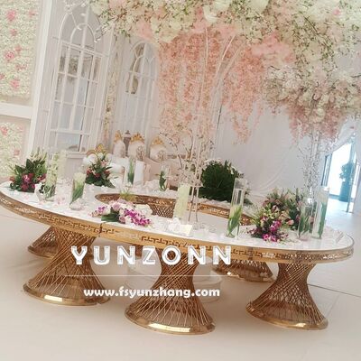Bon prix Meubles d'hôtel de luxe en forme de S en verre transparent Table de fête pour manger en plein air Restaurant Événements de banquet en ligne