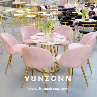 Bon prix Chaise de mariage Silla Rosa moderne de luxe élégante de couleur bonbon Design en tissu avec une jambe en métal d'or pour un usage en extérieur à l'hôtel en ligne