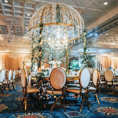 Bon prix Table de salle à manger moderne de luxe en dôme de cristal avec cadre en acier inoxydable, métal, pour hôtels, mariages, restaurants extérieurs, banquets en ligne