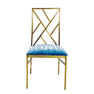 Bon prix Chaise Chiavari en métal doré et blanc pour banquets de mariage en usine chinoise avec coussin pour événements en ligne